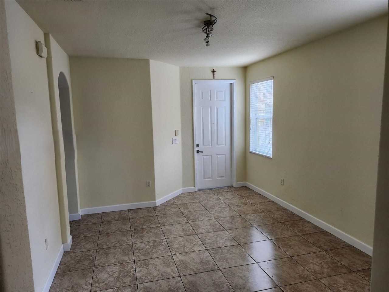 11035 Nw 86th Ter - Photo 4 of 8