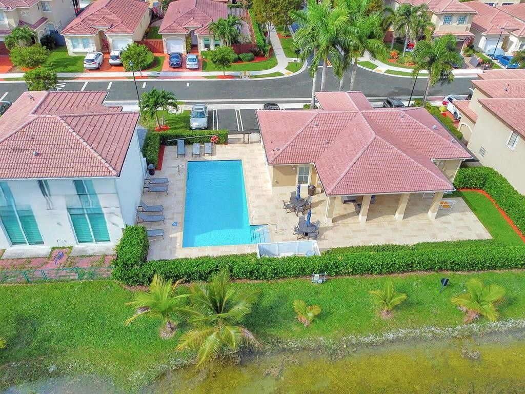 11247 Nw 44th Ter - Photo 4 of 8