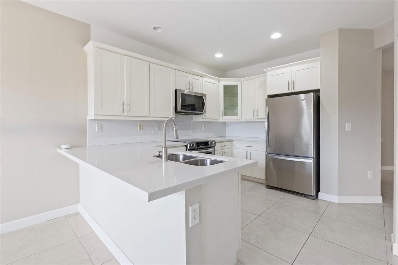 10429 Nw 61st St - Photo 3 of 8