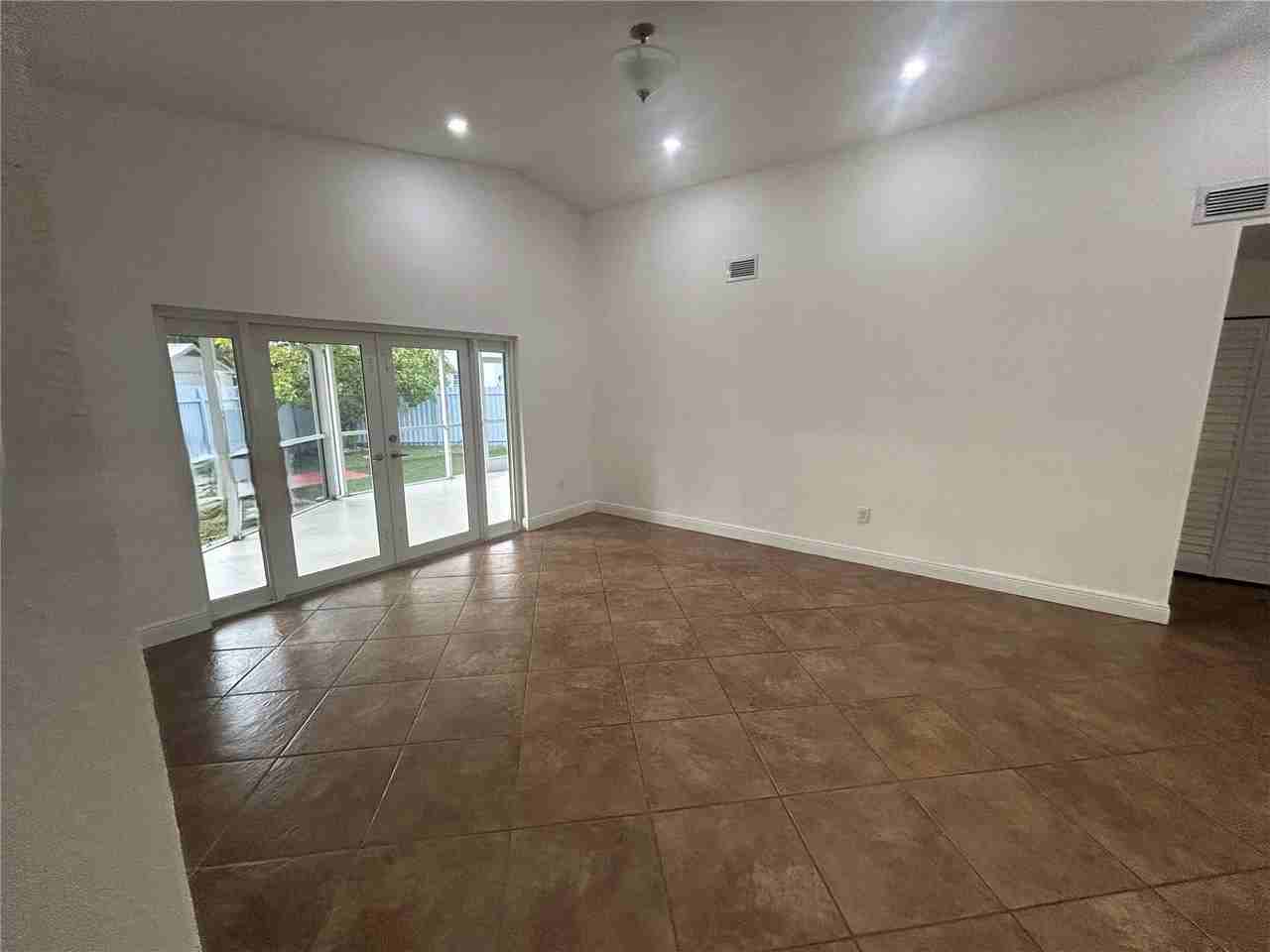 18730 Nw 77th Ct - Photo 6 of 8