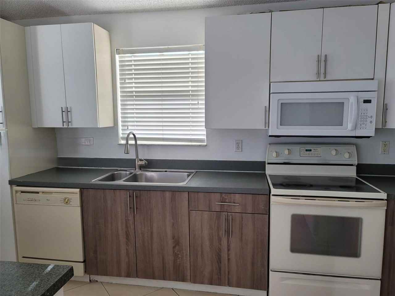 15892 Nw 21st St - Photo 2 of 8