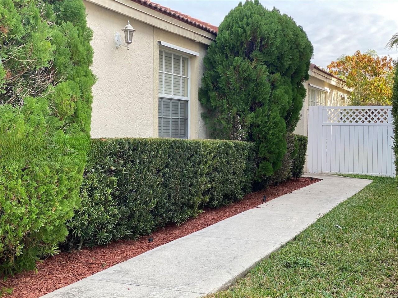 15892 Nw 21st St - Photo 4 of 8