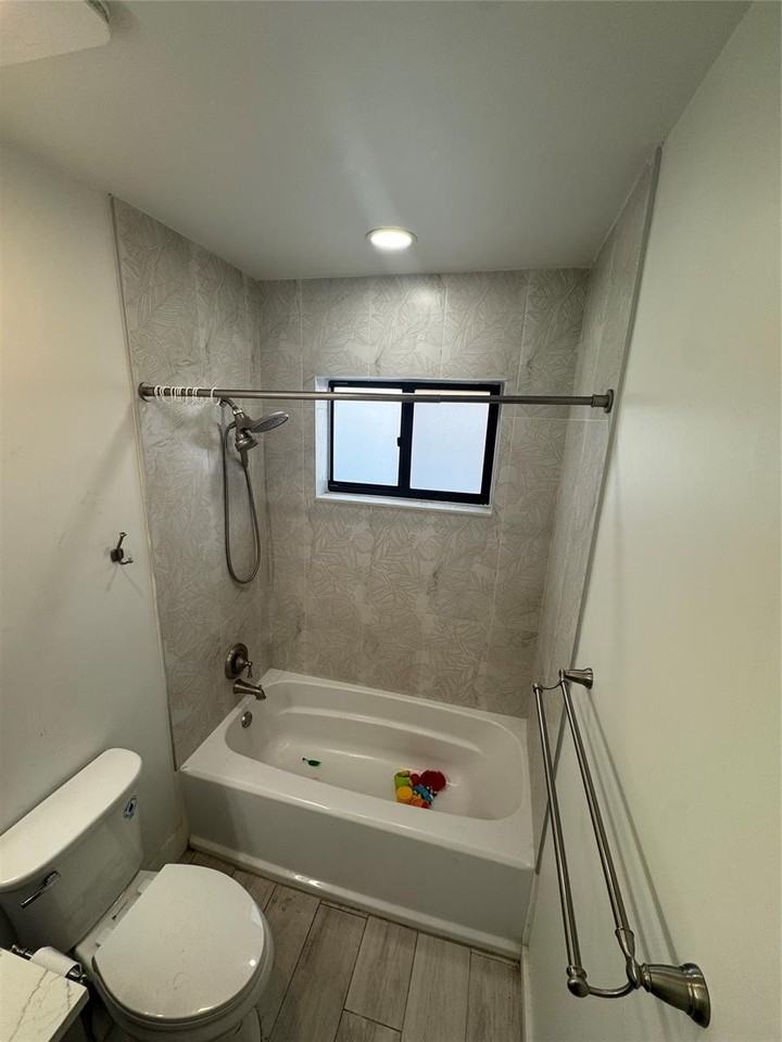 7051 Sw 11th St - Photo 6 of 8