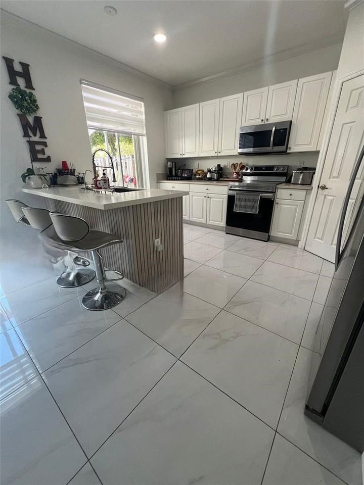 5621 Nw 112th Ct - Photo 3 of 8