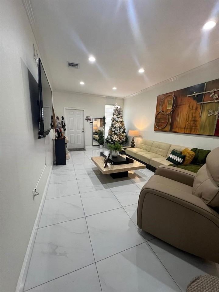 5621 Nw 112th Ct - Photo 4 of 8