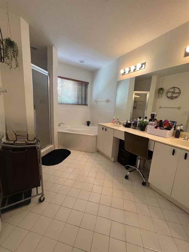 5621 Nw 112th Ct - Photo 6 of 8