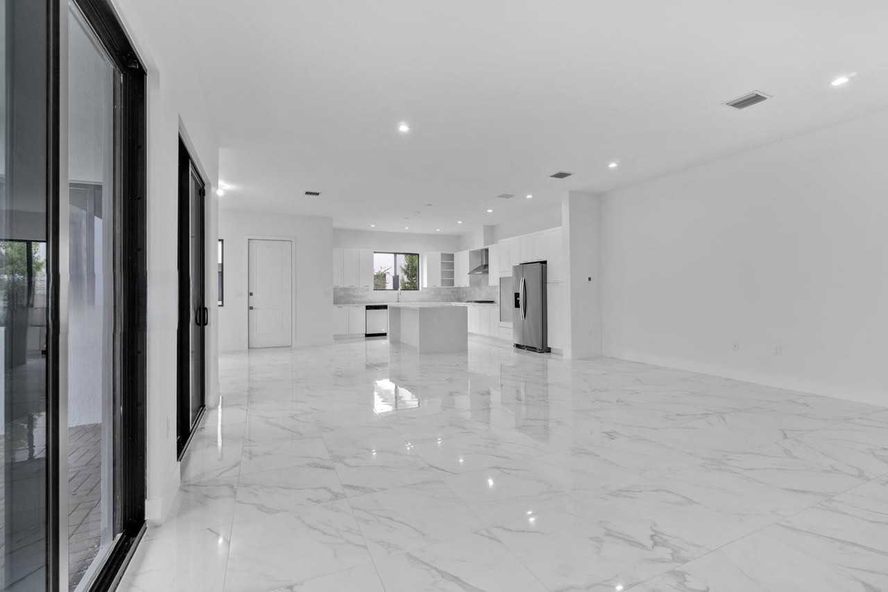 4330 Northwest 80th Avenue - Photo 4 of 8