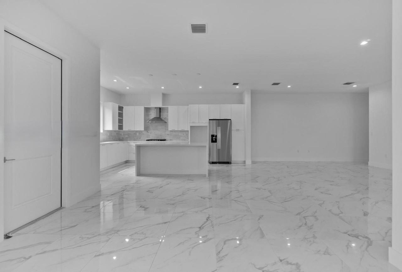 4330 Northwest 80th Avenue - Photo 5 of 8