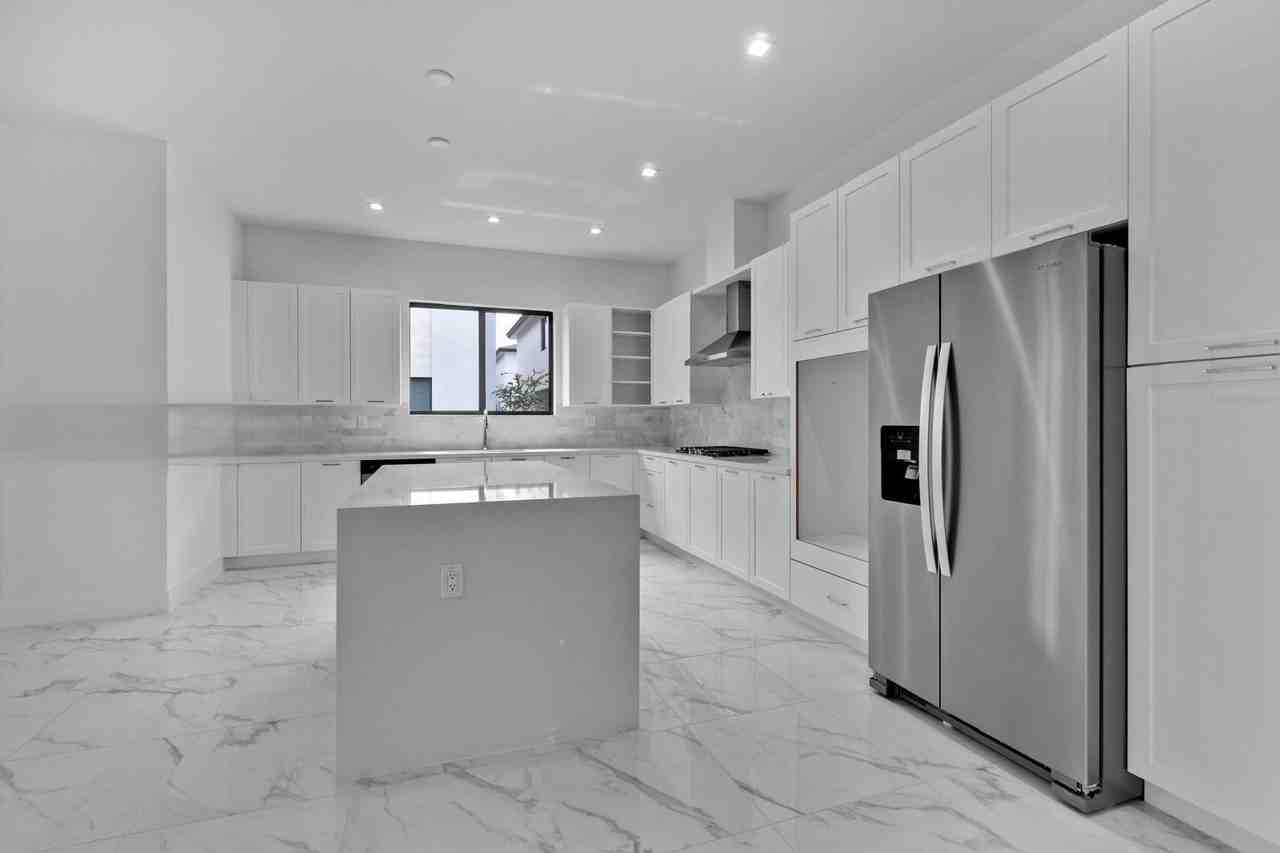 4330 Northwest 80th Avenue - Photo 6 of 8