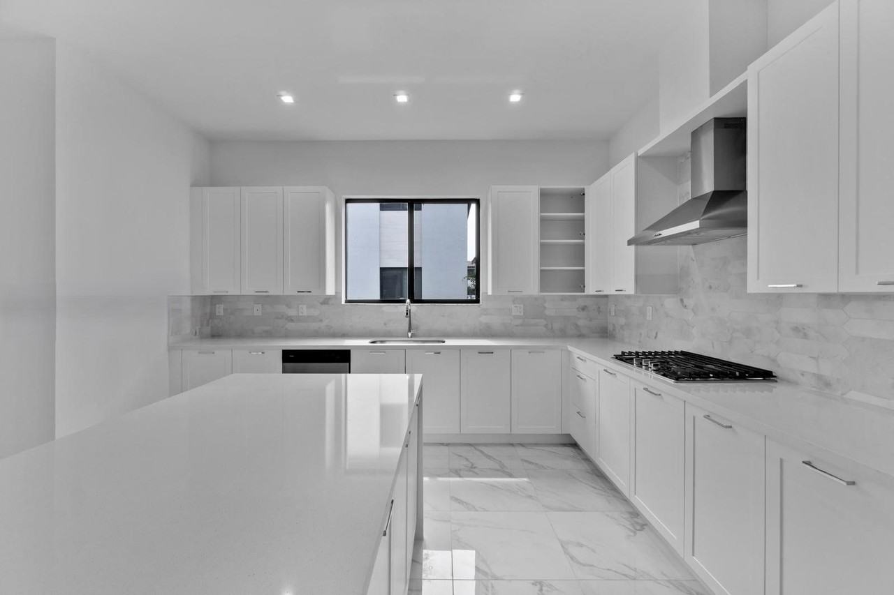 4330 Northwest 80th Avenue - Photo 7 of 8