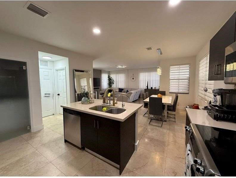 7022 Nw 102nd Pl - Photo 5 of 8