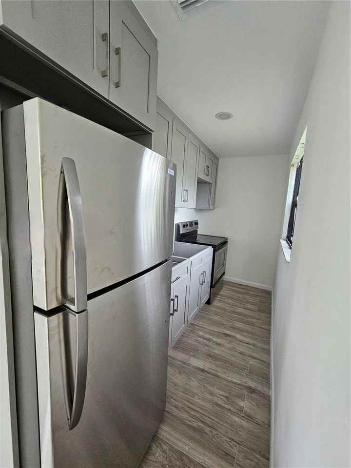 2117 Nw 64th St - Photo 3 of 8