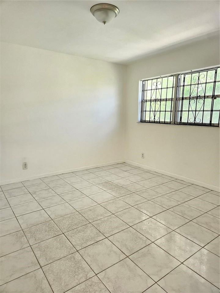 2117 Nw 64th St - Photo 6 of 8