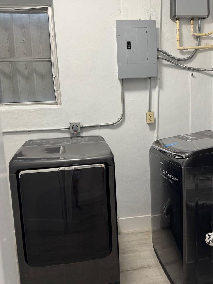 2490 Nw 83rd Ave - Photo 7 of 8