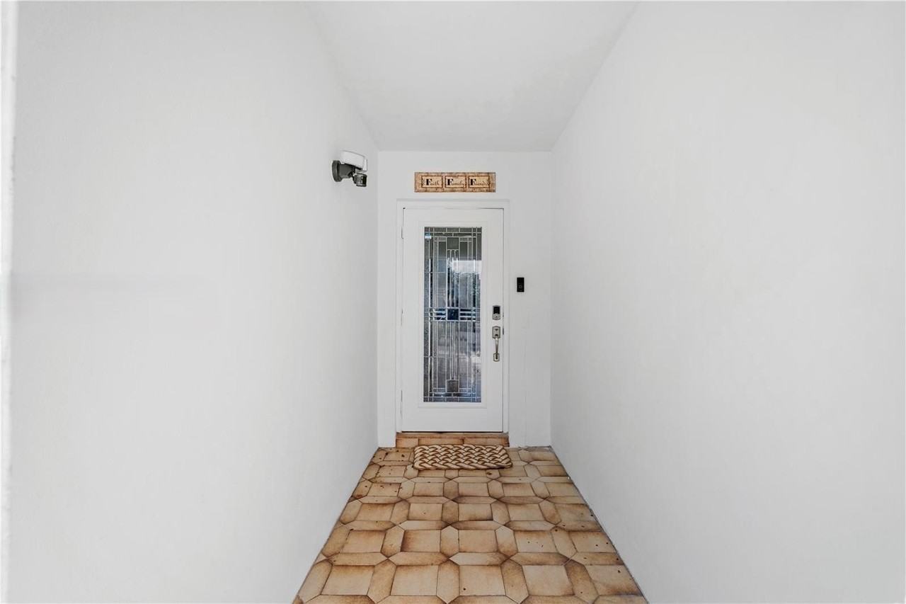 7417 Twin Sabal Dr - Photo 3 of 8