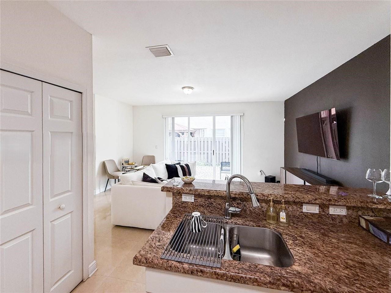 8160 Nw 116th Ave - Photo 5 of 8