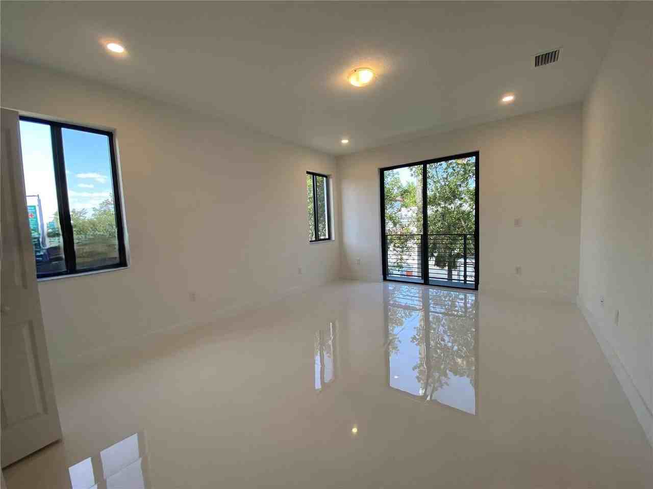 2434 Sw 145th Pl - Photo 5 of 8