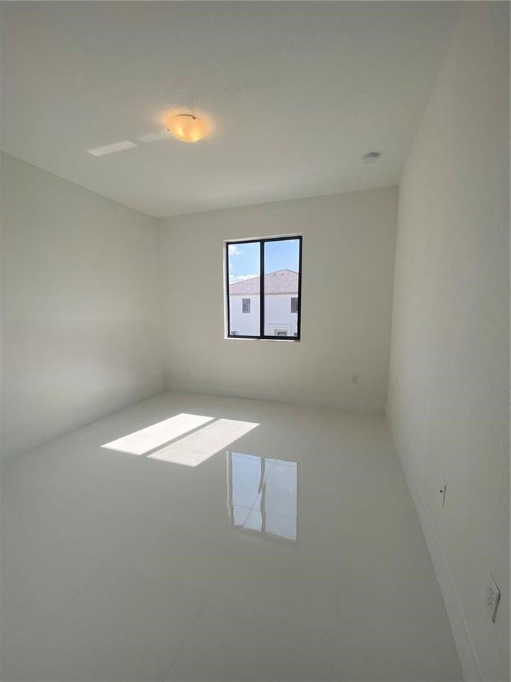 2434 Sw 145th Pl - Photo 7 of 8