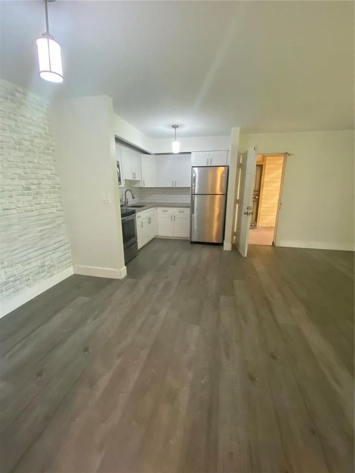 18815 Nw 62nd Ave - Photo 4 of 8