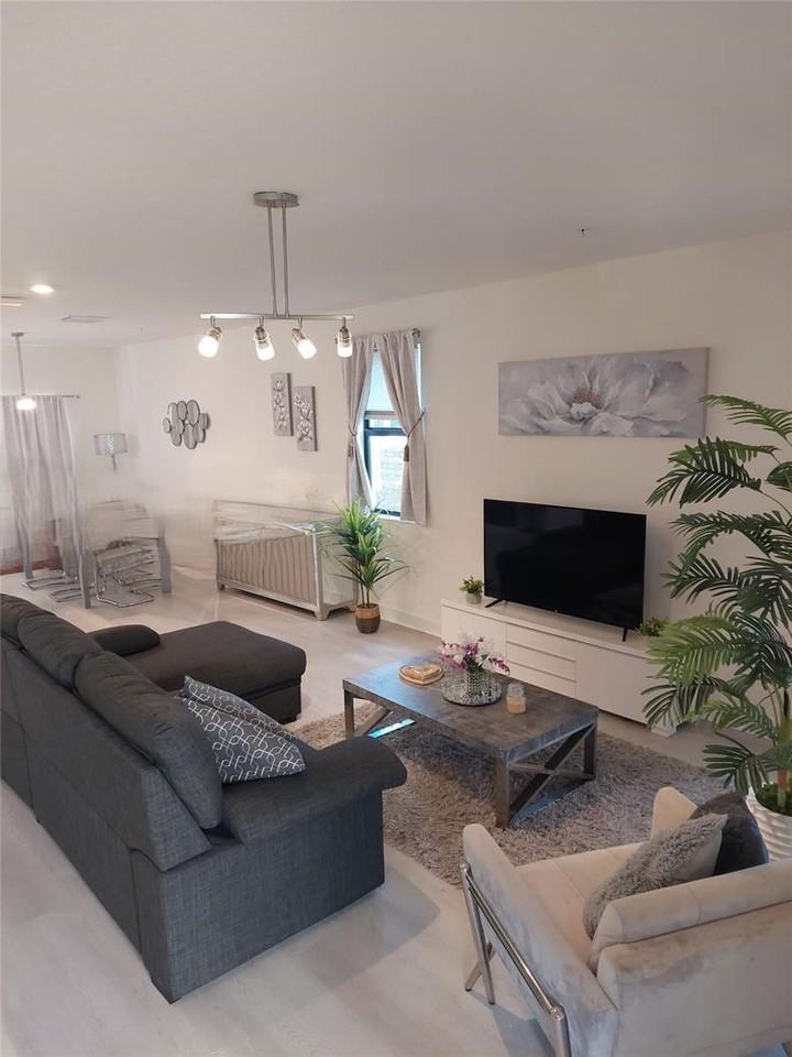 10407 Nw 82nd St - Photo 3 of 8