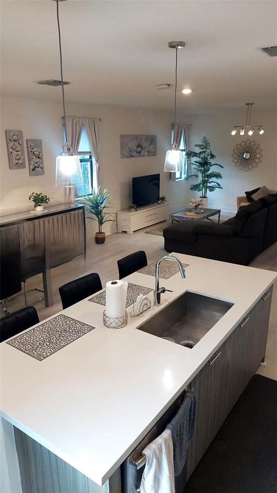 10407 Nw 82nd St - Photo 4 of 8