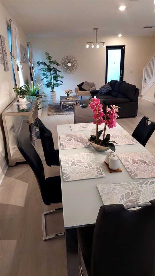 10407 Nw 82nd St - Photo 5 of 8