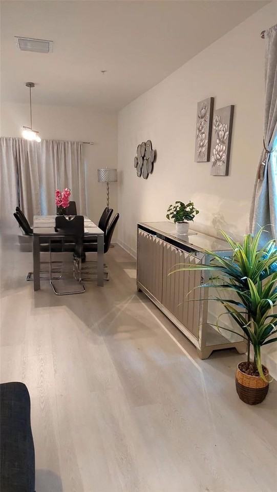 10407 Nw 82nd St - Photo 6 of 8