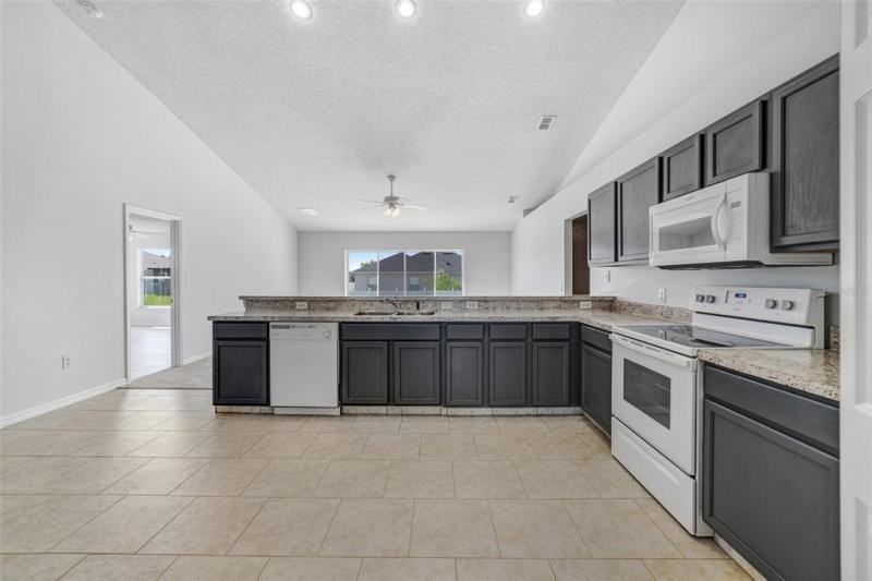 439 Peace Ct - Photo 3 of 8