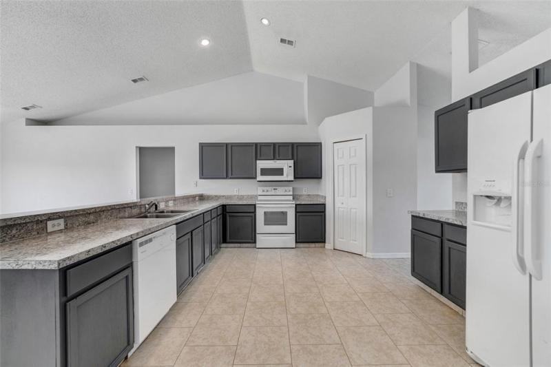 439 Peace Ct - Photo 4 of 8