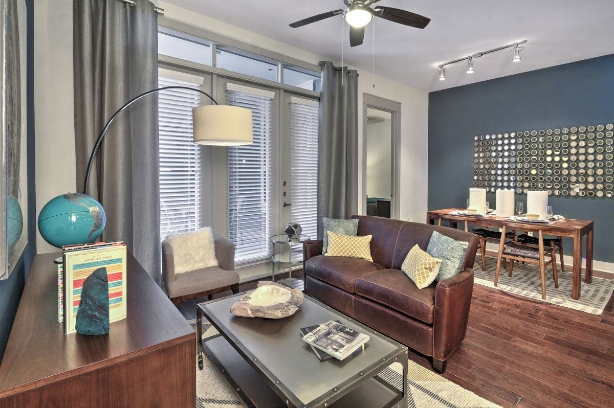 525 W 24th St - Photo 3 of 8