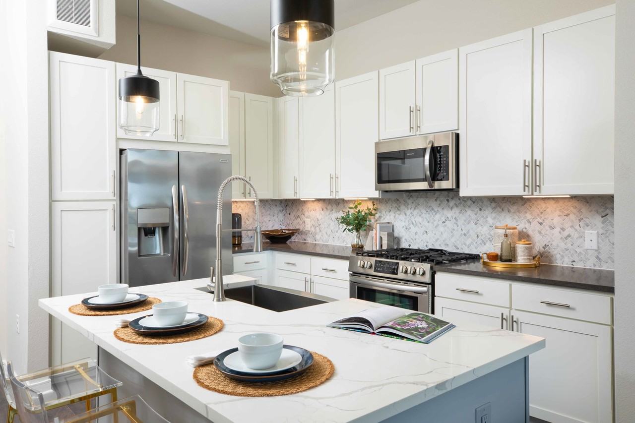 2770 Summer St - Photo 4 of 8