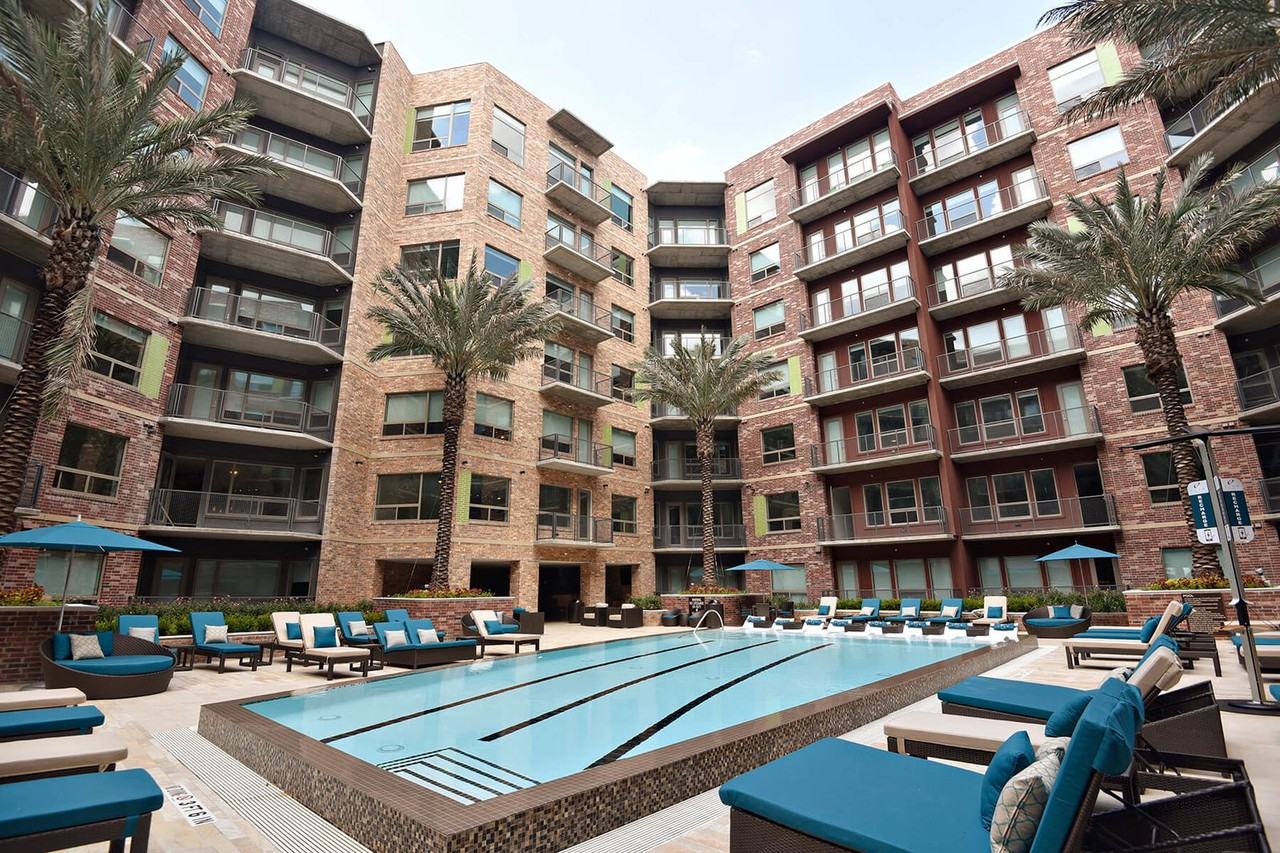 825 Usener St - Photo 3 of 8