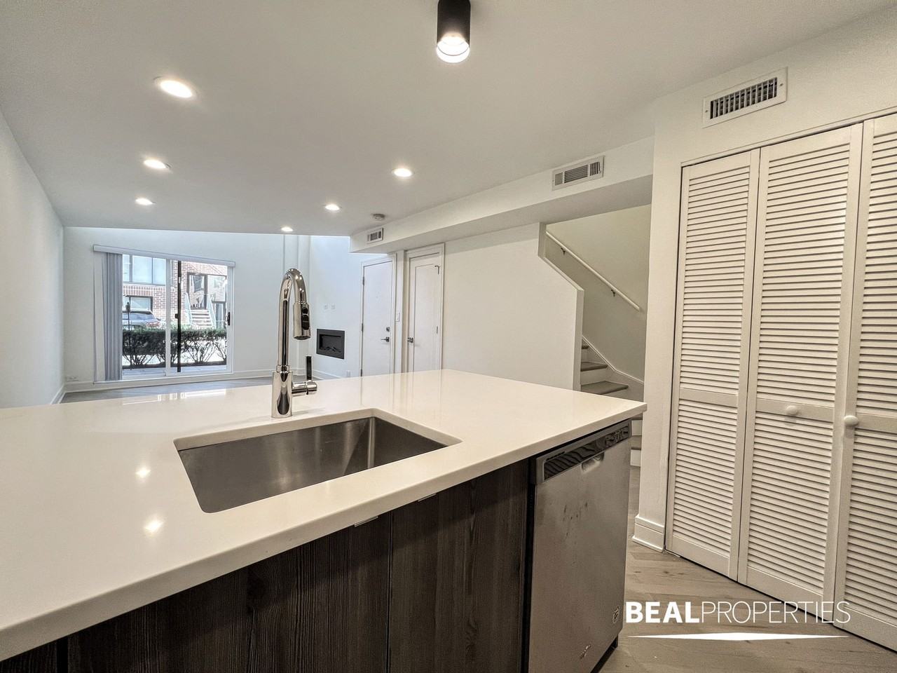 944 W Grace St - Photo 4 of 8