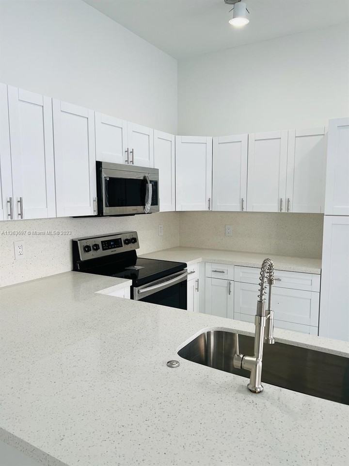 18333 Nw 7th St #1833 - Photo 2 of 5