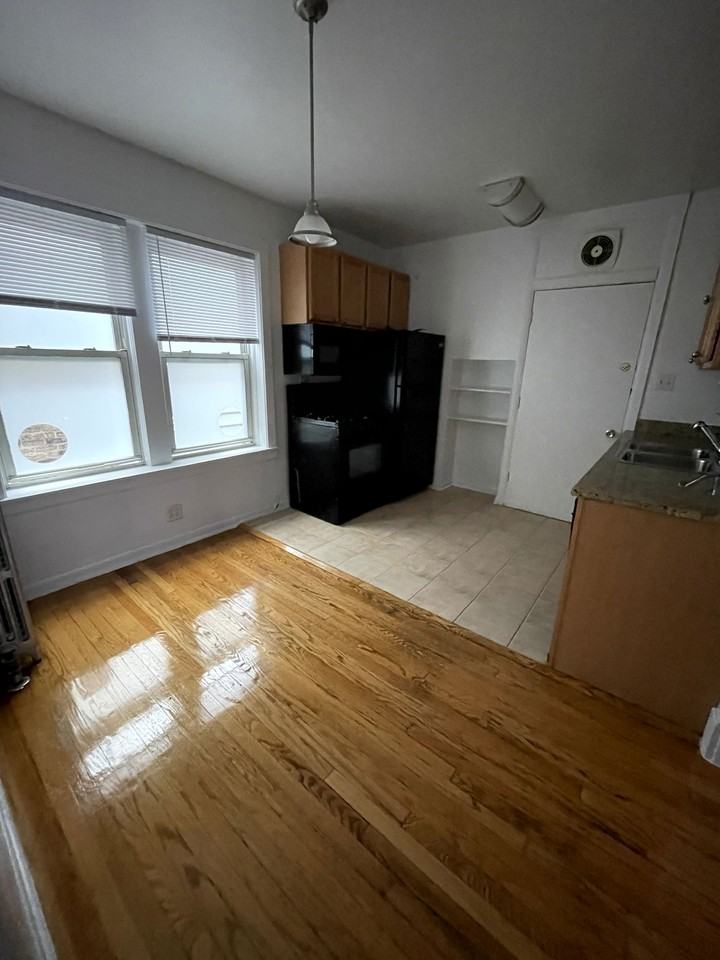 3117 W Foster Ave - Photo 2 of 8