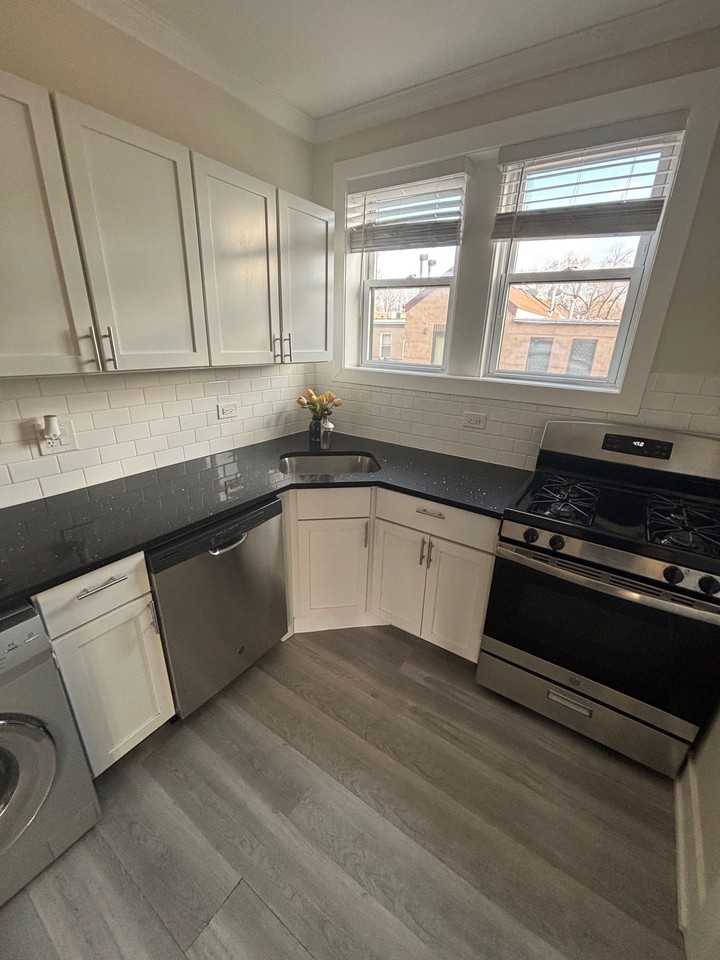 3817 N Greenview Ave - Photo 2 of 8