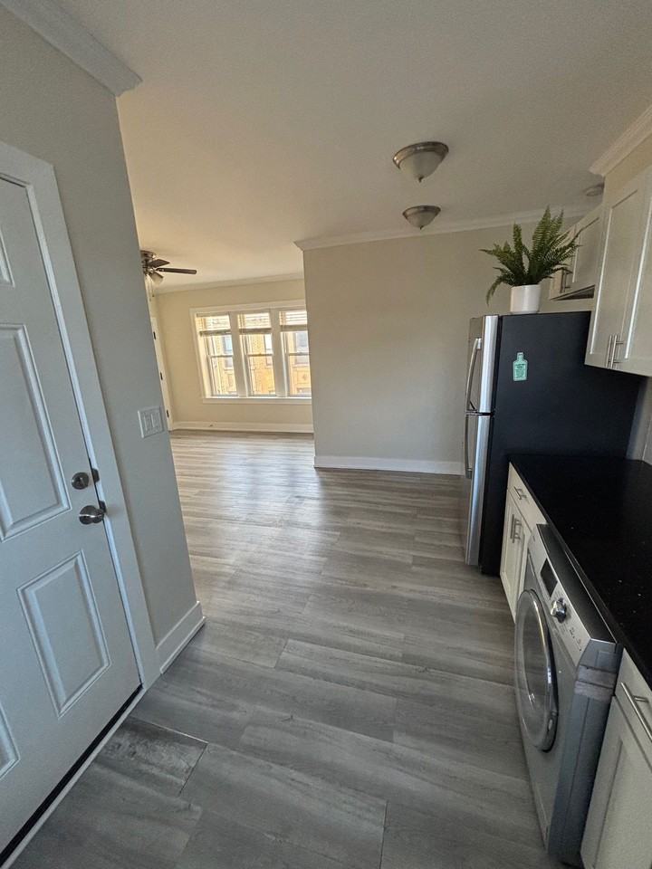 3817 N Greenview Ave - Photo 3 of 8