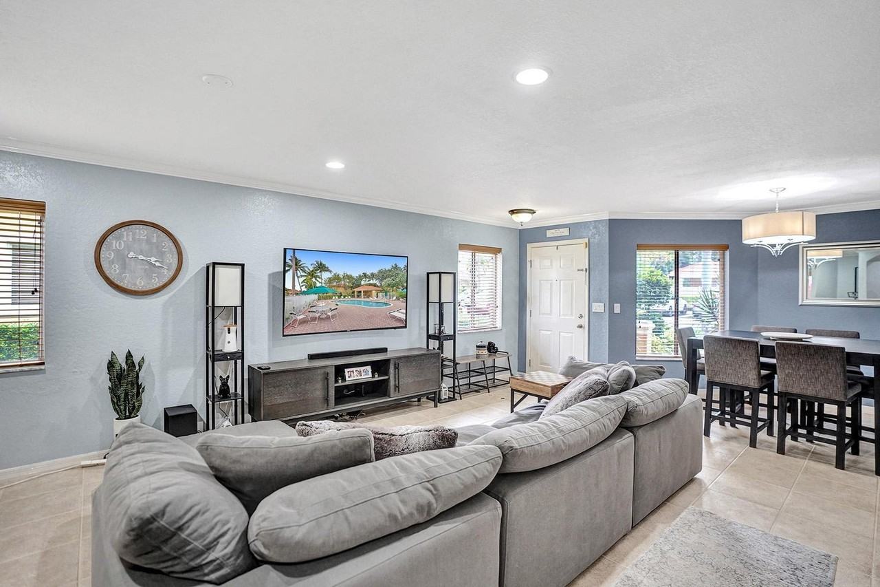 Arezzo Cir - Photo 2 of 8