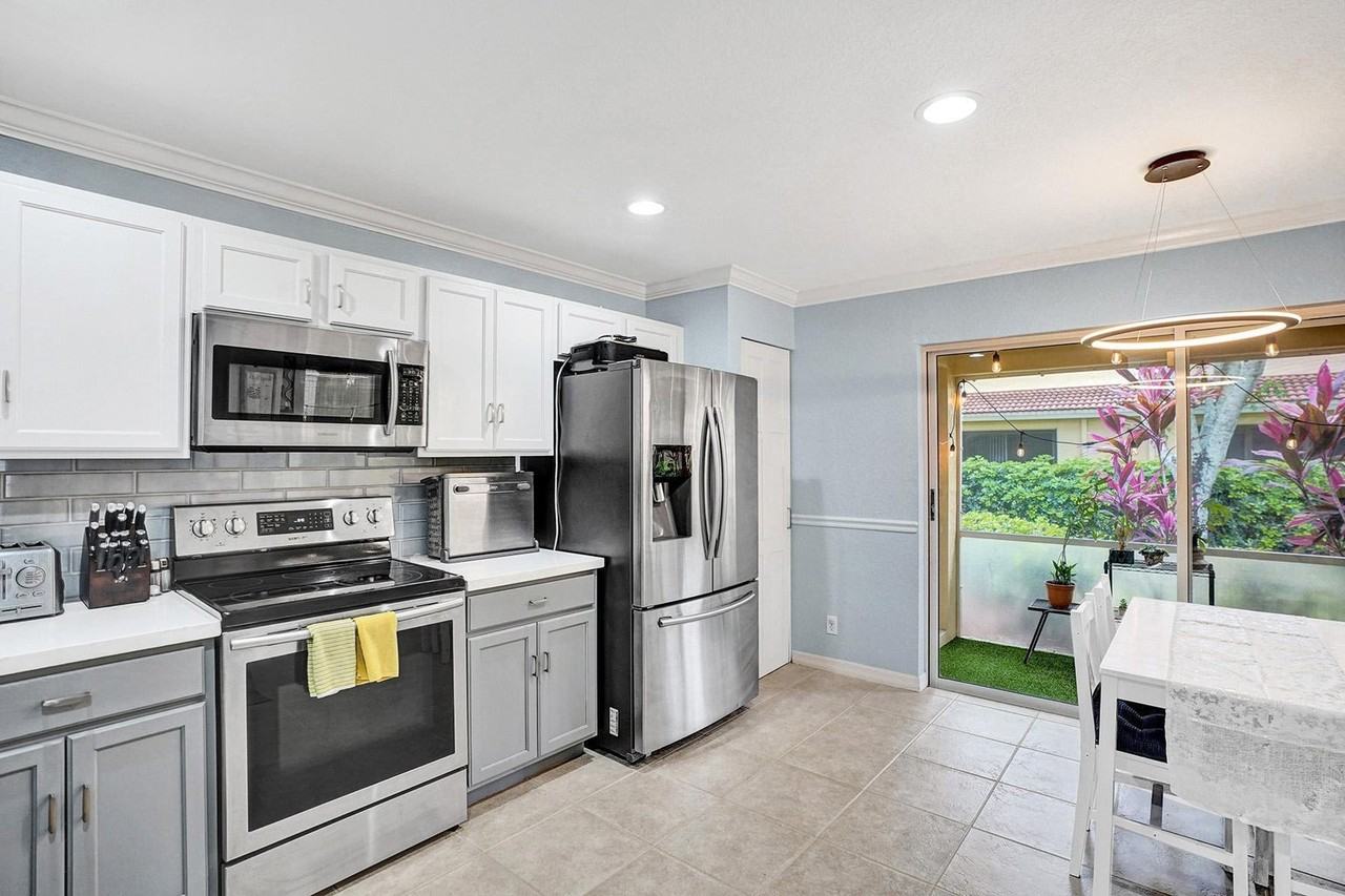 Arezzo Cir - Photo 3 of 8