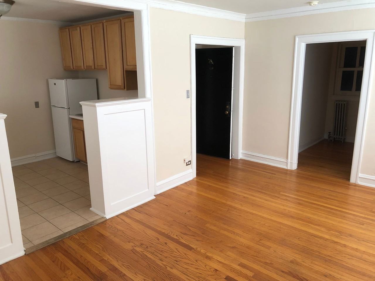 1716 W Albion Ave #E2 - Photo 2 of 8