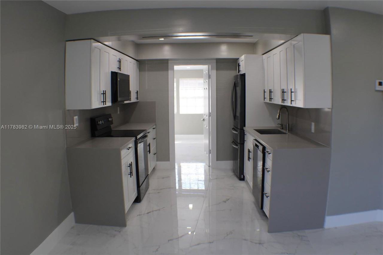 515 S 61st Ter - Photo 2 of 8