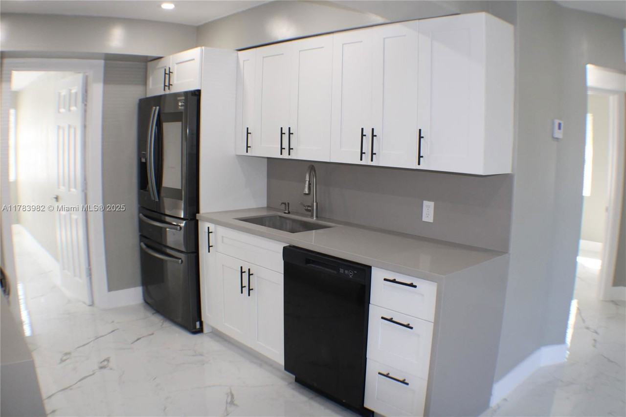 515 S 61st Ter - Photo 3 of 8