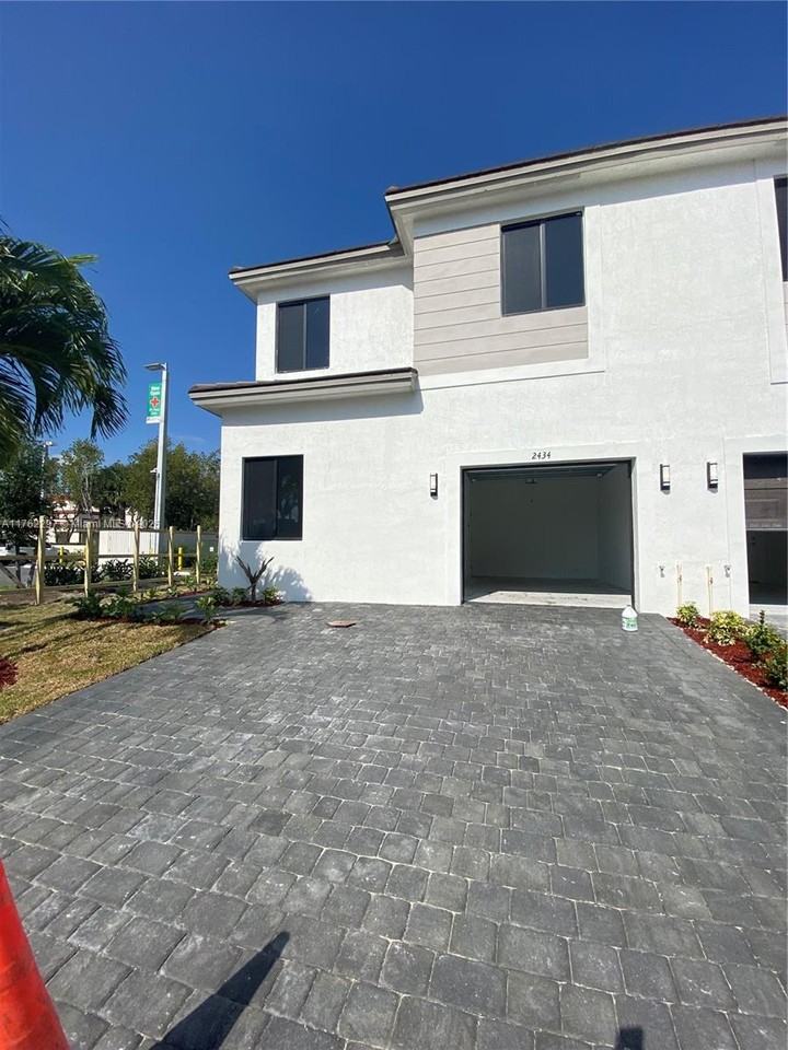 2434 Sw 145th Pl - Photo 2 of 8