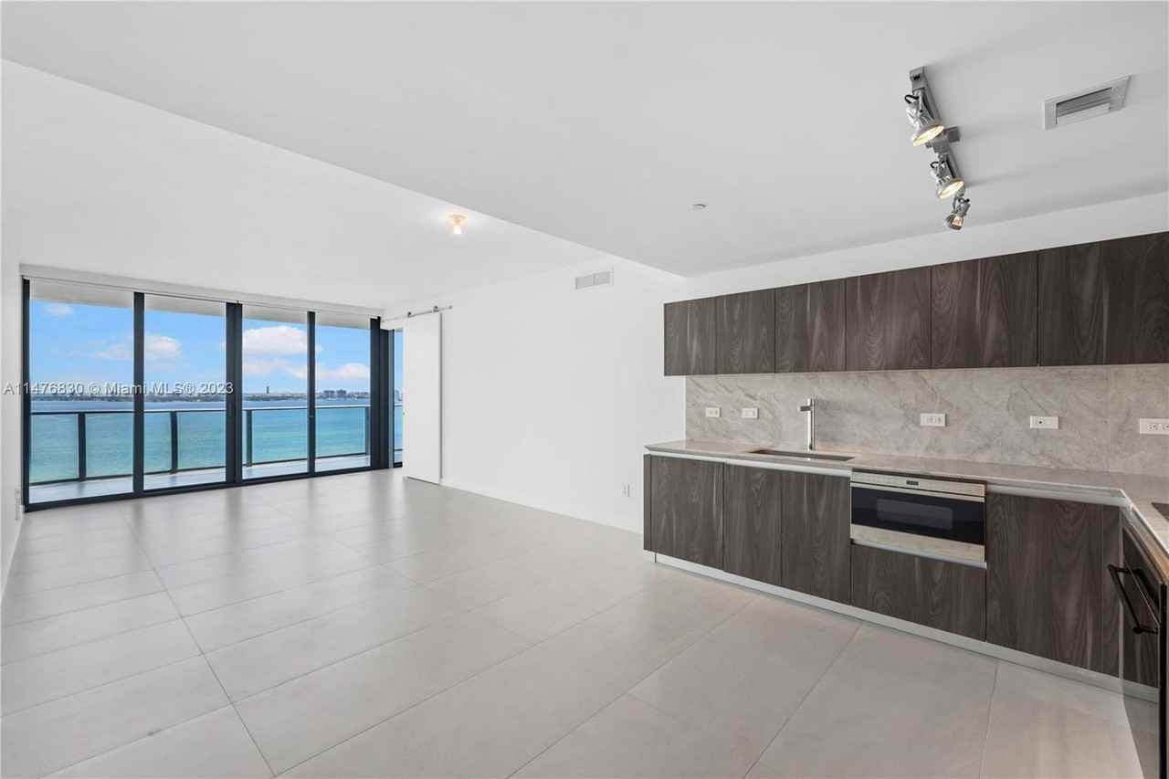 3131 Ne 7th Ave - Photo 4 of 8