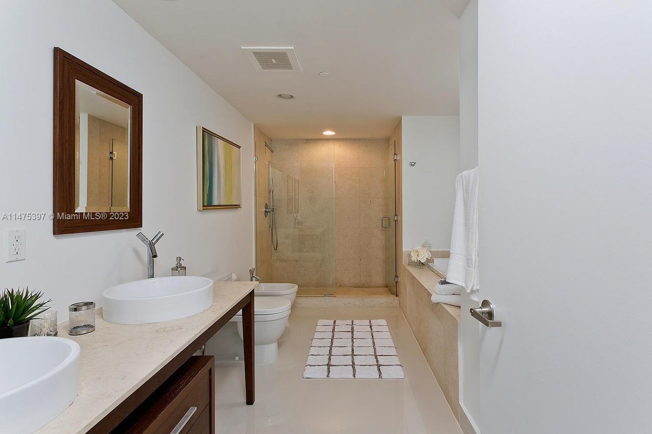 495 Brickell Ave - Photo 7 of 8