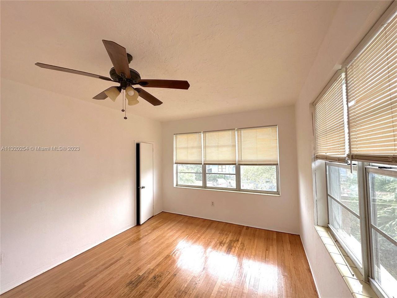 6945 Rue Vendome - Photo 3 of 6