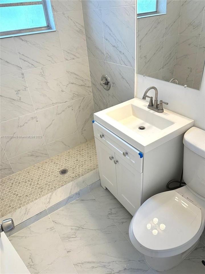 6945 Rue Vendome - Photo 6 of 6