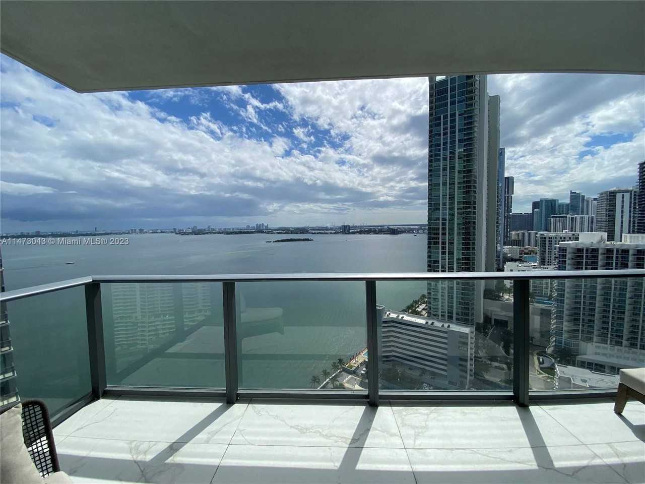 650 Ne 32nd St - Photo 3 of 8