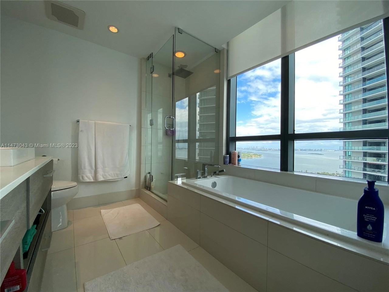 650 Ne 32nd St - Photo 6 of 8