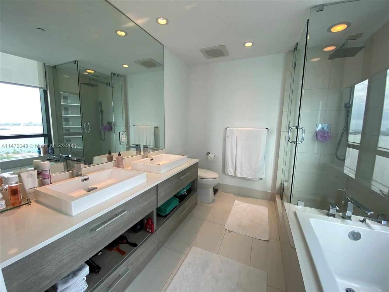 650 Ne 32nd St - Photo 7 of 8